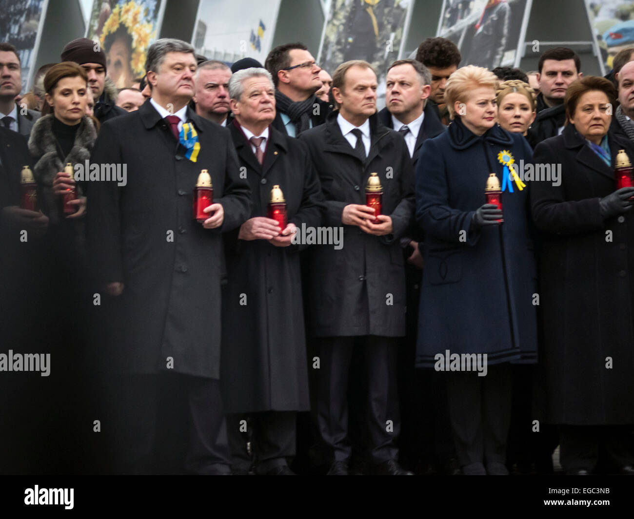 Kiew, Ukraine. 22. Februar 2015. Präsident der Ukraine Petro Porochenko und Vertreter der europäischen Länder unter den Massen von Menschen während des Marsches in den Speicher des untergegangenen Aktivisten auf Maidan.   Tausende von Ukrainern marschieren in den Straßen rund um Kiew heute mit ihrem Präsidenten Porochenko, Gauck und anderen EU-Staats, in Erinnerung an die über 100 untergegangenen Aktivisten auf Maidan. Bildnachweis: Igor Golovnov/Alamy Live-Nachrichten Stockfoto