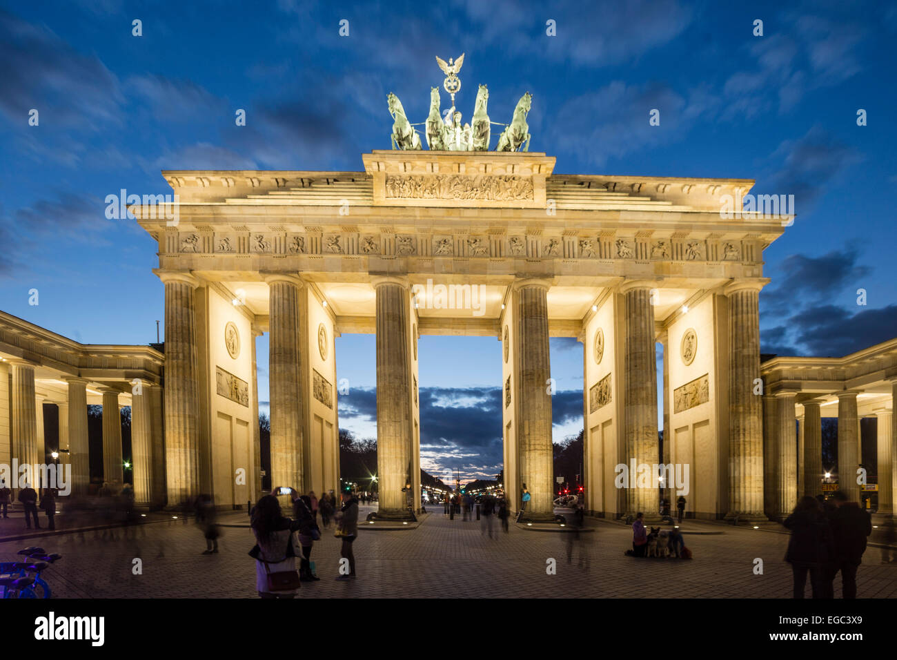 Berlin, Brandenburger Tor, die Quadriga, Daemmerung Stockfoto