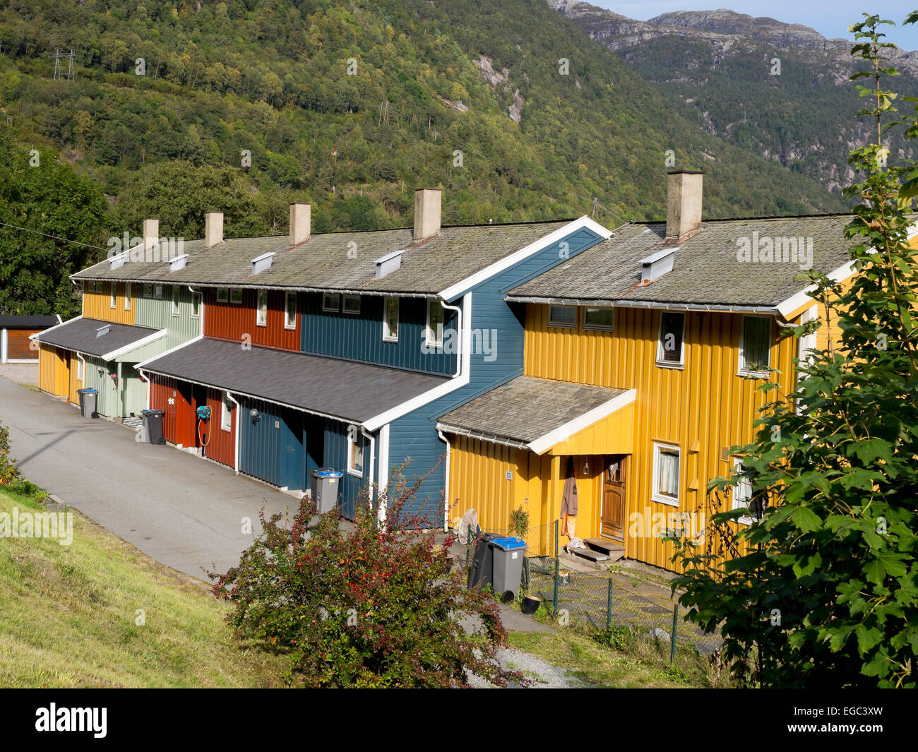 Holzhäuser in einer Reihe, mehrere Farben, mehrfarbig, Hardangerfjord, Norwegen Stockfoto