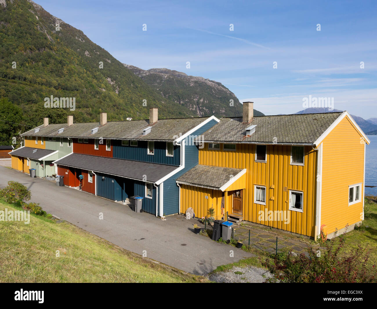 Holzhäuser in einer Reihe, mehrere Farben, mehrfarbig, Hardangerfjord, Norwegen Stockfoto