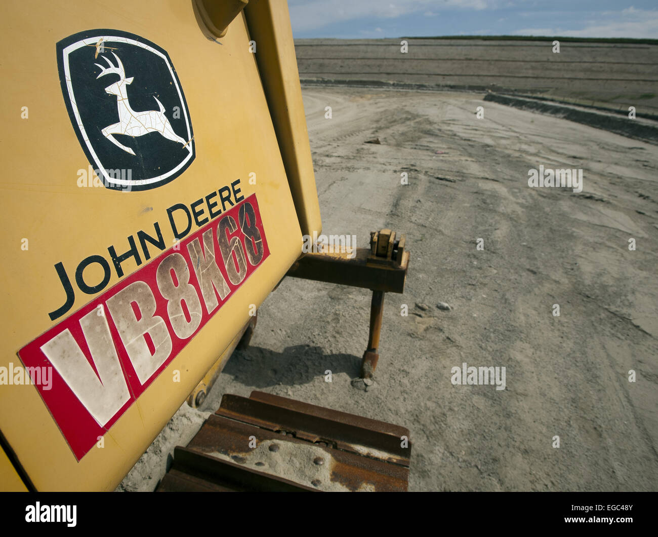 21 Februar 2015 Orange County Kalifornien Usa Schweres Baugerat Dient In Den Ersten Phasen Eines Entwicklungsprojekts Auszugraben Schnitzen Und Bereiten Eine Flache Fur Den Bau Earth Mover Skip Loader Bull