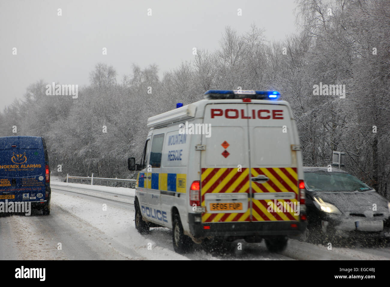 Luss, Schottland. 22. Februar 2015. Polizei Bergrettung auf verschneiten und vereisten A82 in der Nähe von Luss zu hetzen, um einen Vorfall. Bildnachweis: PictureScotland/Alamy Live-Nachrichten Stockfoto