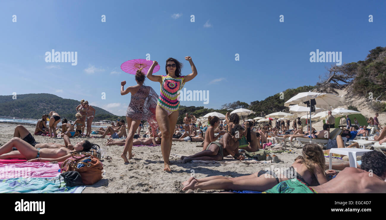 Modenschau im Sa Trinxa, Playa ses Salines, Ibiza, Spanien Stockfoto