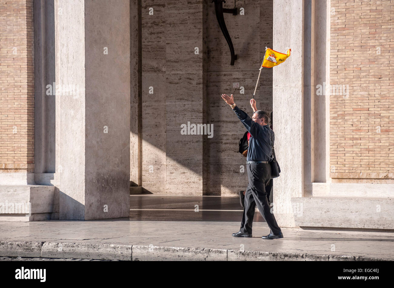 Asiatische Reiseleiter gestikulieren an seine Kunden in der Nähe der Petersplatz in Rom Stockfoto