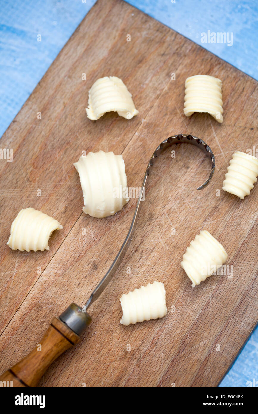 Vintage Butter Lockenwickler mit locken der Butter auf Schneidebrett Stockfoto