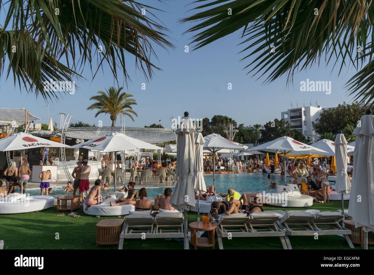 Ocean Palmen Beach Club San Antonio Ibiza Spanien Freizeit Party Pool Menschen Bar Reisen Tourismus Spaß-Balearen-Balearen Stockfoto