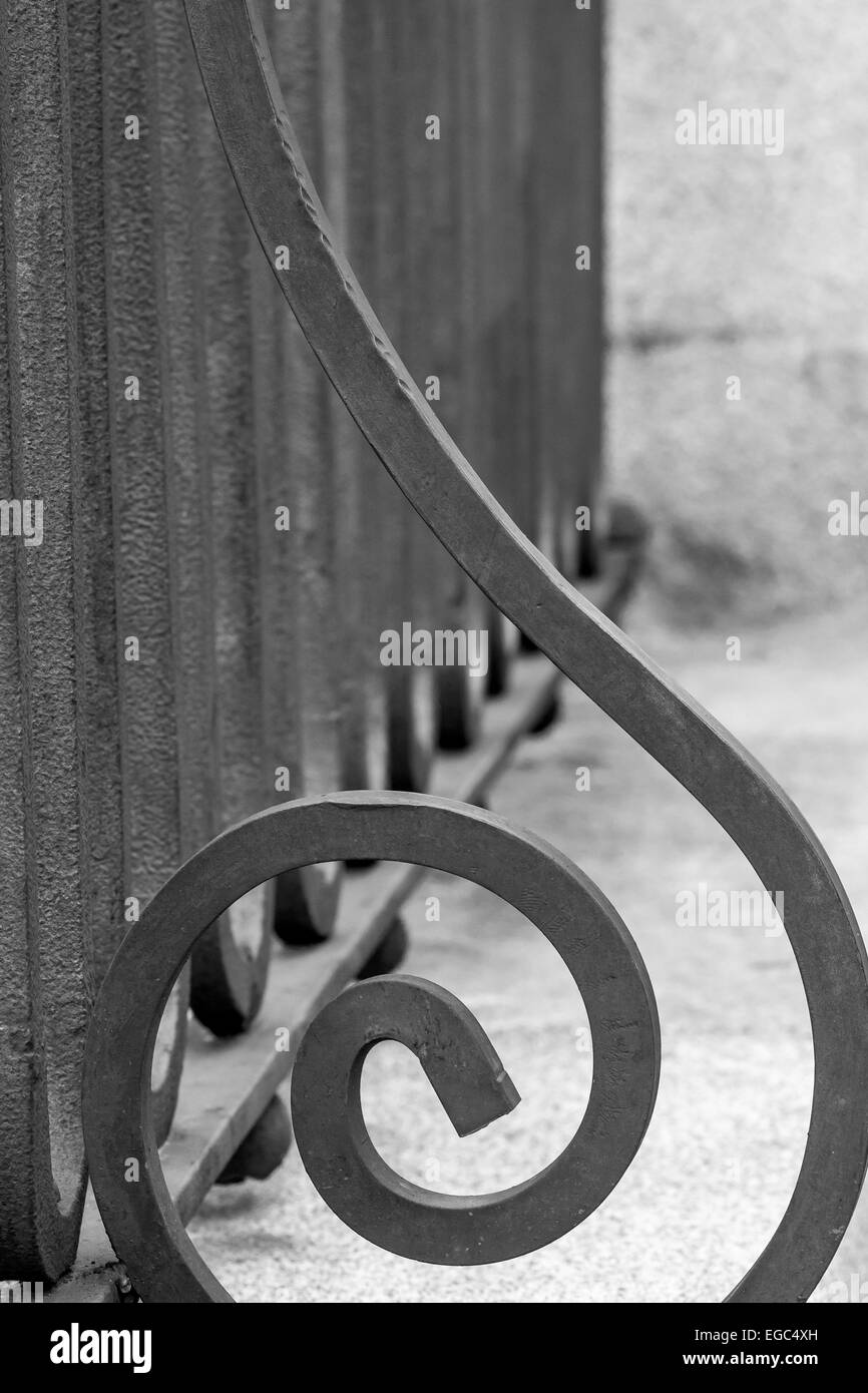 Eine Nahaufnahme von einer Spirale Detail einer metallischen Zaun Stockfoto