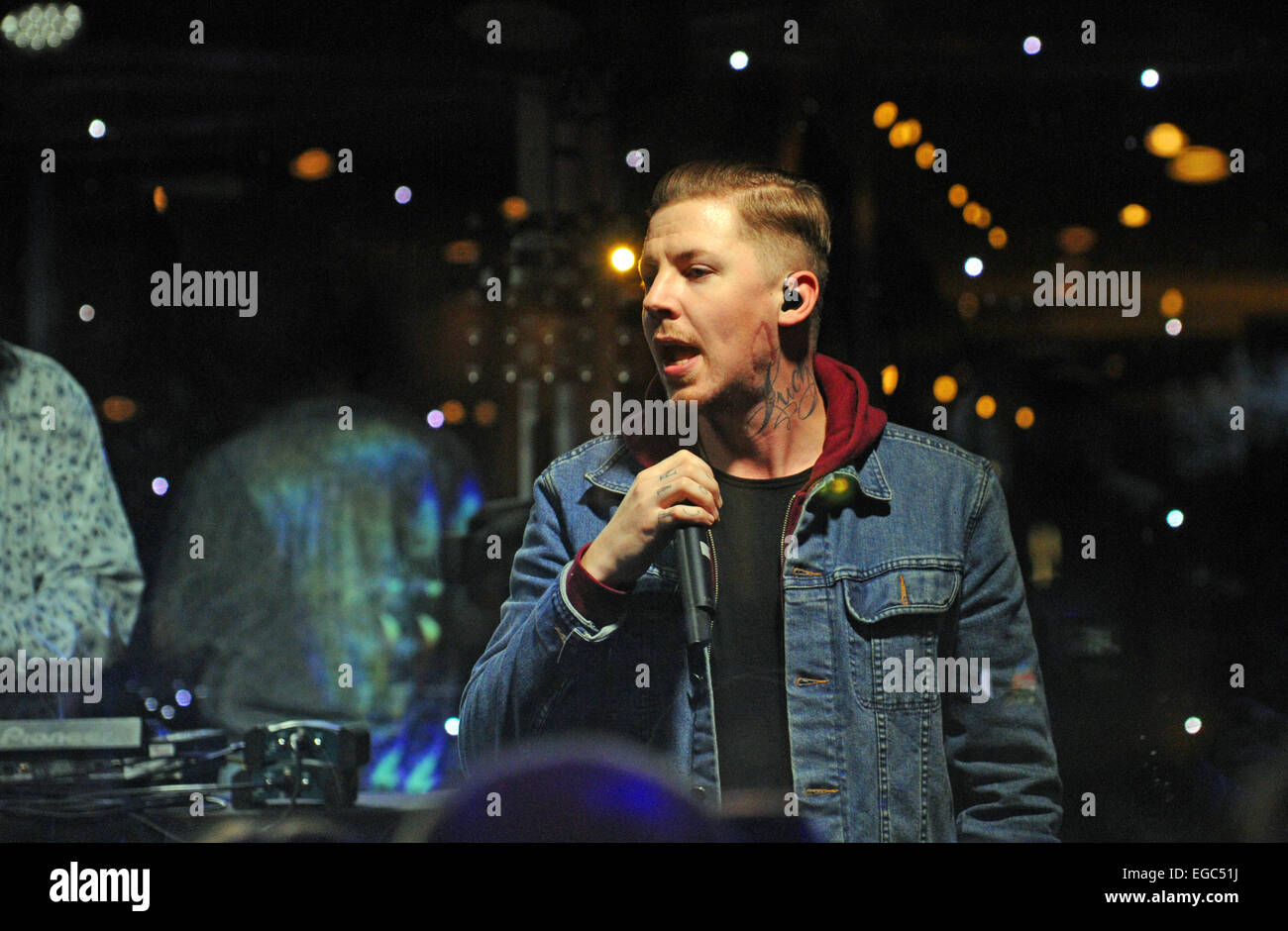 Professor Green trat von Katie Holmes-Smith ist die Überschrift zu handeln im weltweit ersten Musik CUBE ausführen. Britischer Rapper und Sänger-Songwriter Professor Green Schlagzeilen die exklusiven Launch-Party am 23. Oktober 2014. Musik CUBE, eine neue Musik-Initiative soll die Art und Weise zu revolutionieren, Verbraucher erleben Sie live-Musik und werden bei Westfield London von 24 bis 26 Oktober und Westfield Stratford City vom 31. Oktober bis 2. November 2014 in Aktion. Musik ist außerhalb der Würfel nur über Kopfhörer gehört. Stockfoto