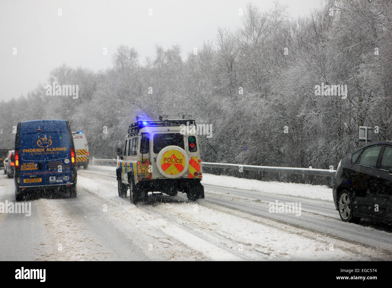 Luss, Schottland. 22. Februar 2015. Polizeiautos an der A82 nördlich von Glasgow Rennen auf verschneiten und vereisten Straßen zu einem Zwischenfall. Bildnachweis: PictureScotland/Alamy Live-Nachrichten Stockfoto