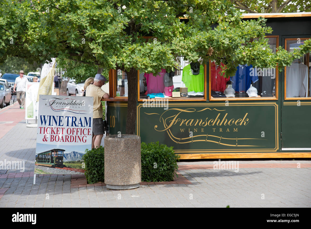 Tourist Reservierung von Eintrittskarten für Wein-Straßenbahn in Franschhoek-Südafrika Stockfoto