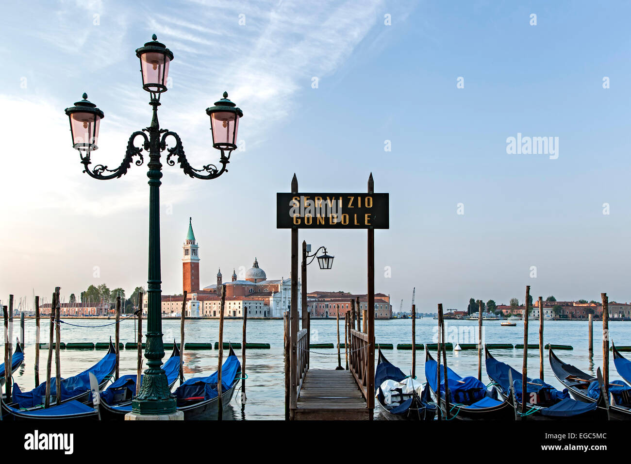 Gondeln Dock, Laternenpfahl und Kirche San Giorgio Maggiore in Venedig, Italien Stockfoto