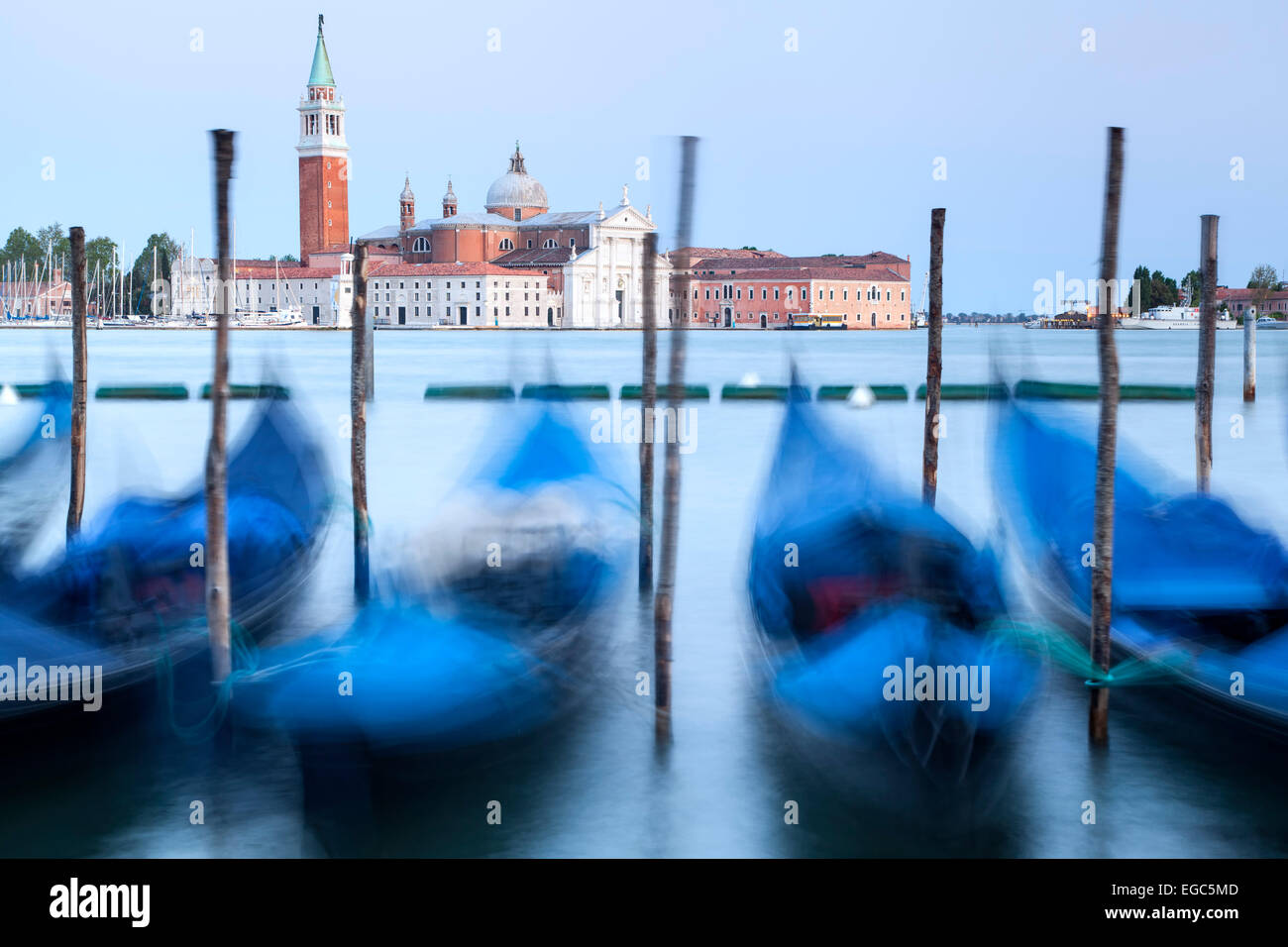 Gondeln und Kirche San Giorgio Maggiore in Venedig, Italien Stockfoto