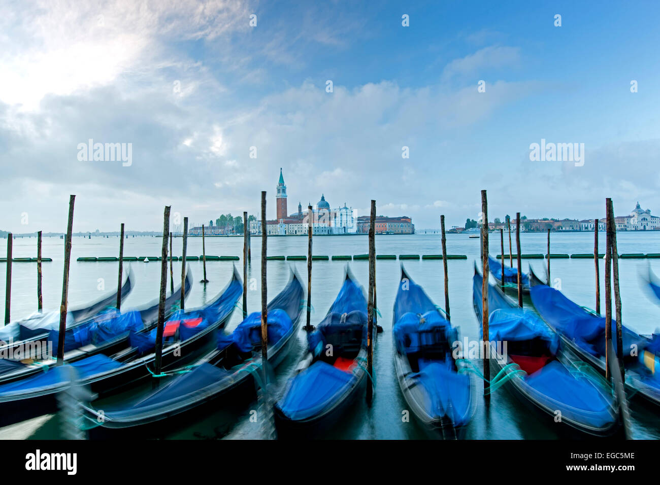 Gondeln und Kirche San Giorgio Maggiore in Venedig, Italien Stockfoto