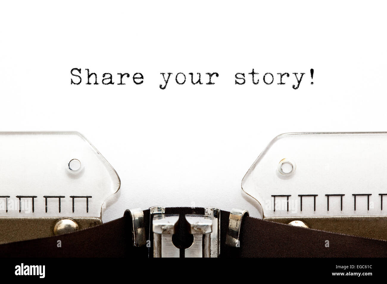 Share Your Story auf einer alten Schreibmaschine getippt. Stockfoto