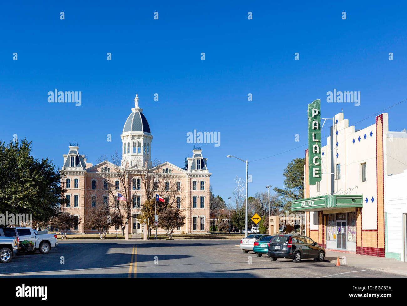 Main Street in der Innenstadt von Marfa mit dem Presidio County Courthouse an der weit Ende, Texas, USA Stockfoto