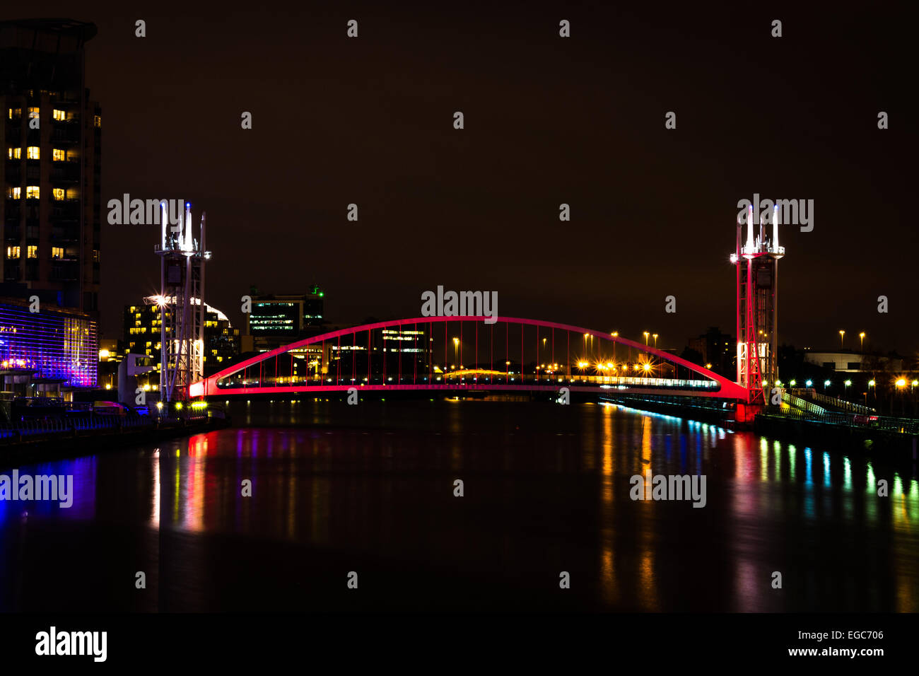 Eine Fußgängerbrücke über Salford Quays, UK Stockfoto