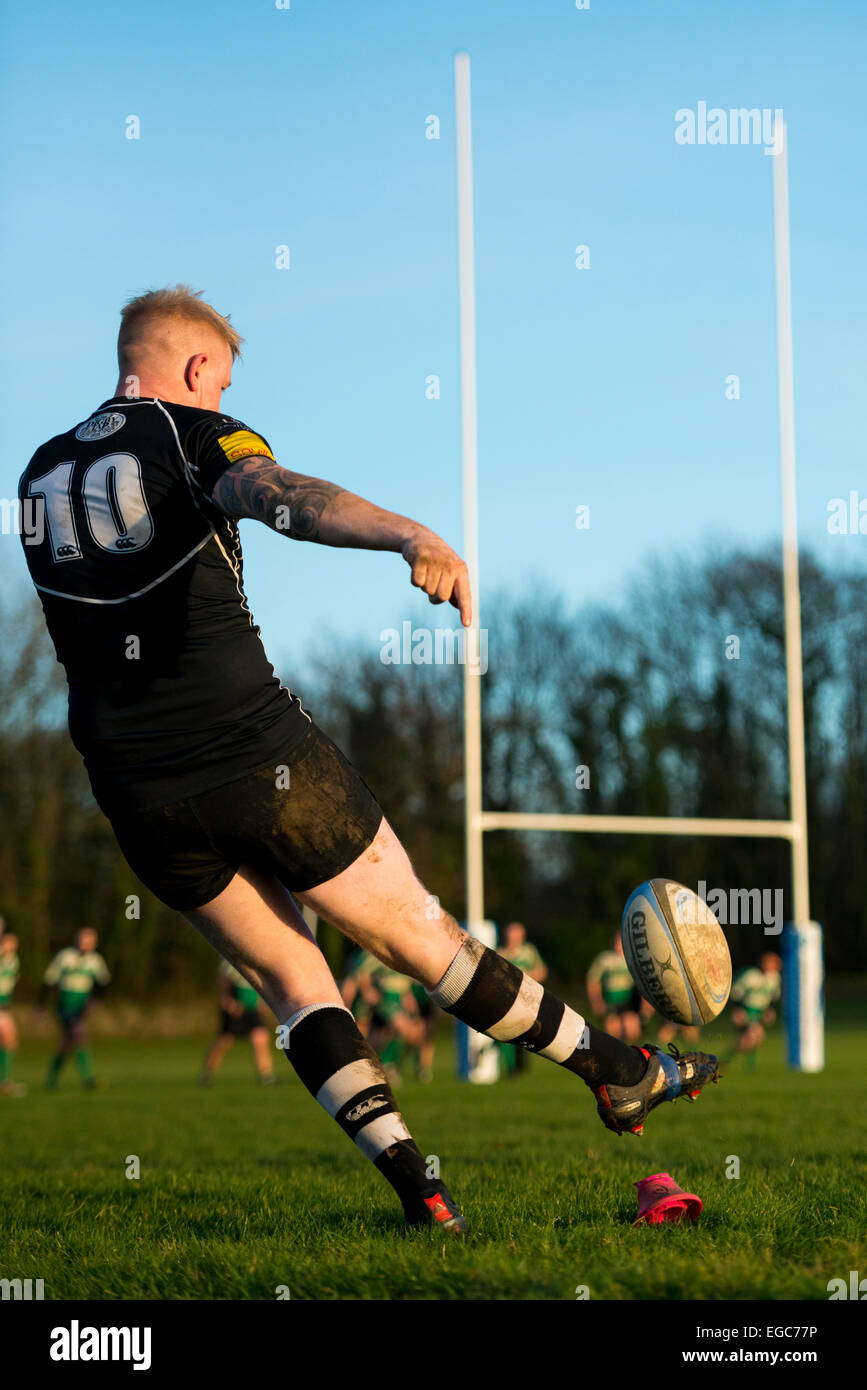 Rugby-Spieler in Aktion treten Konvertierung. Stockfoto