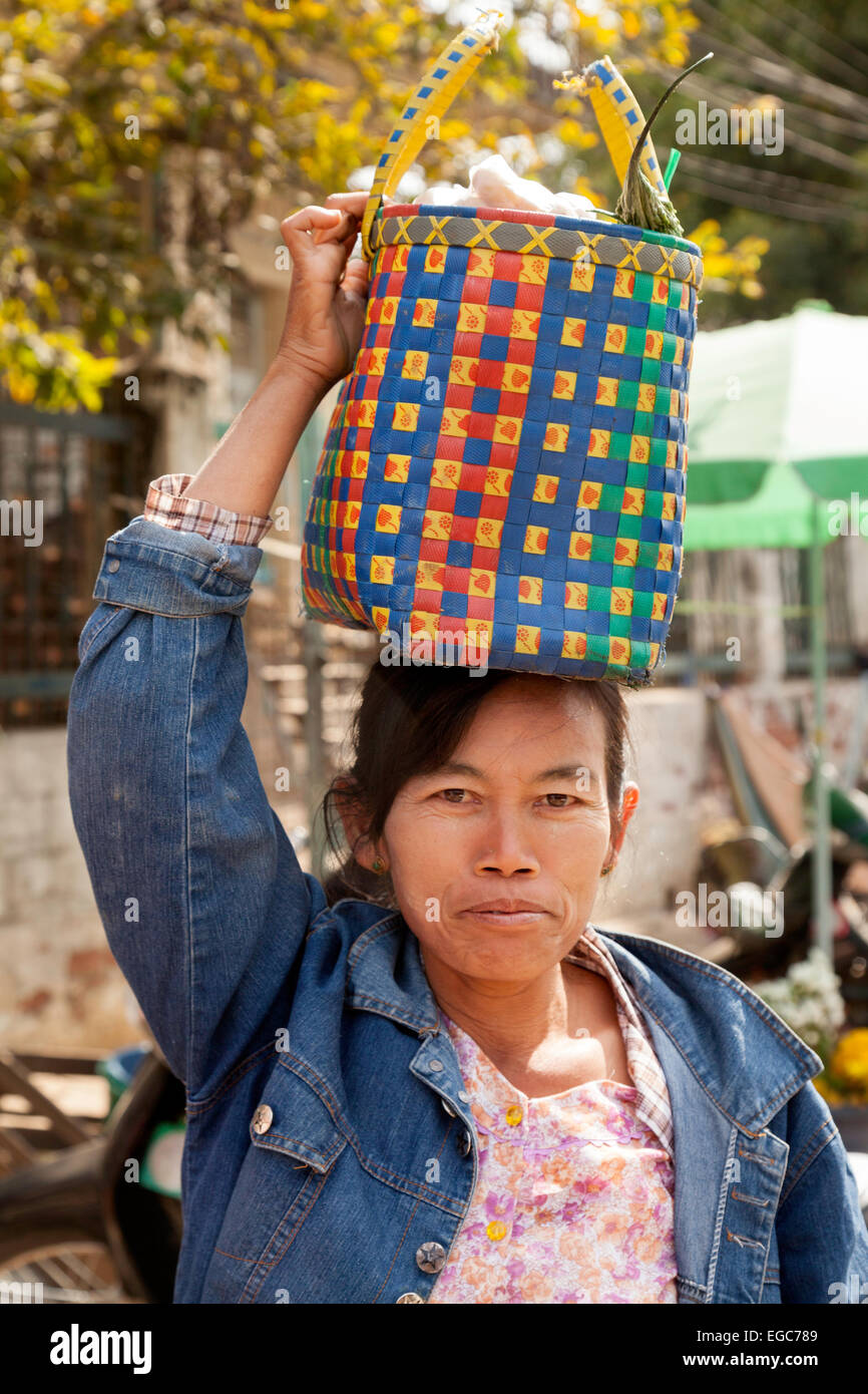 Eine burmesische Frau mit einer Tasche auf dem Kopf, Bagan, Myanmar (Burma), Asien Stockfoto