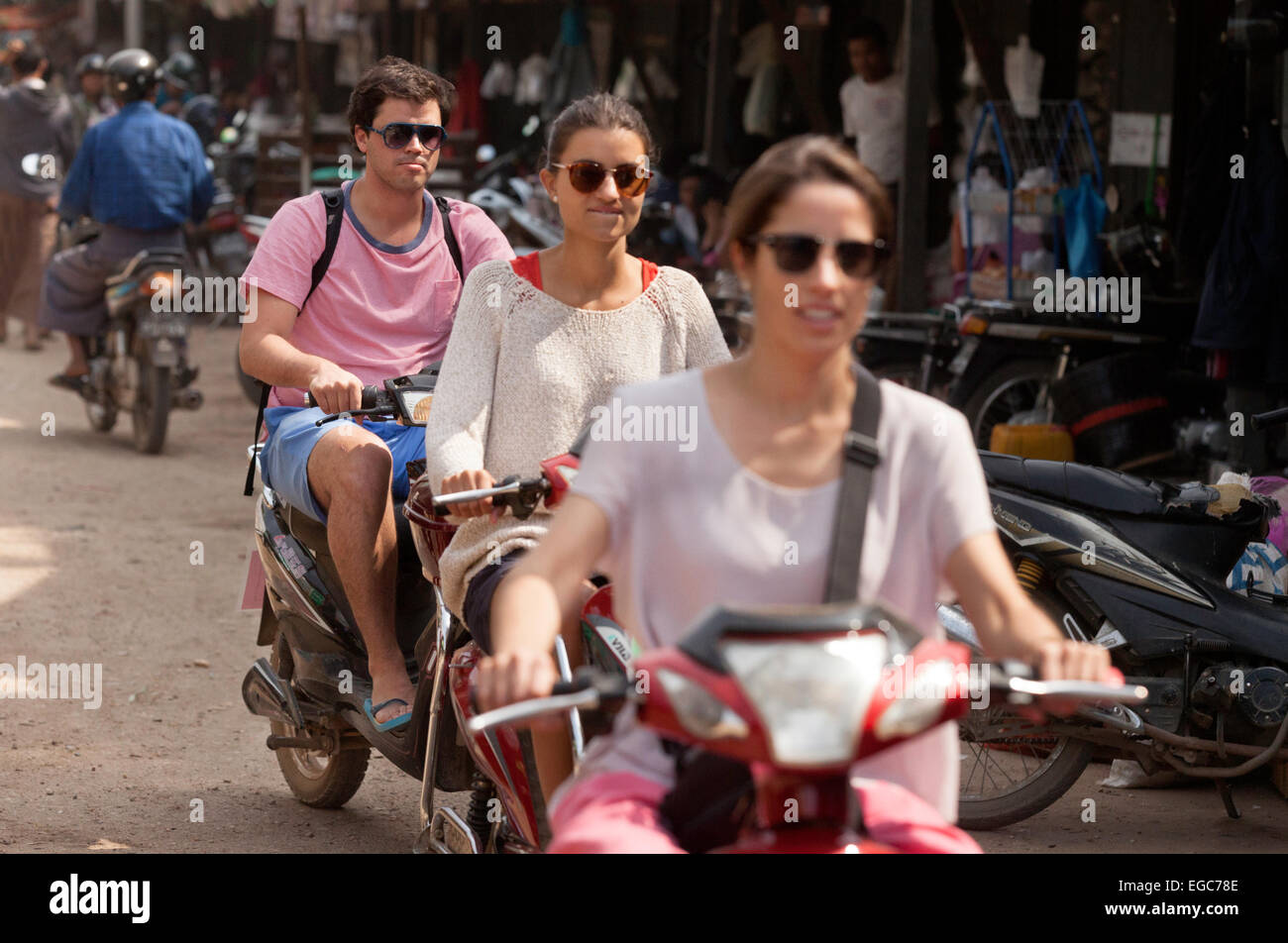 Drei Touristen aus dem Westen Motorradfahren, Bagan, Myanmar (Burma), Asien Stockfoto