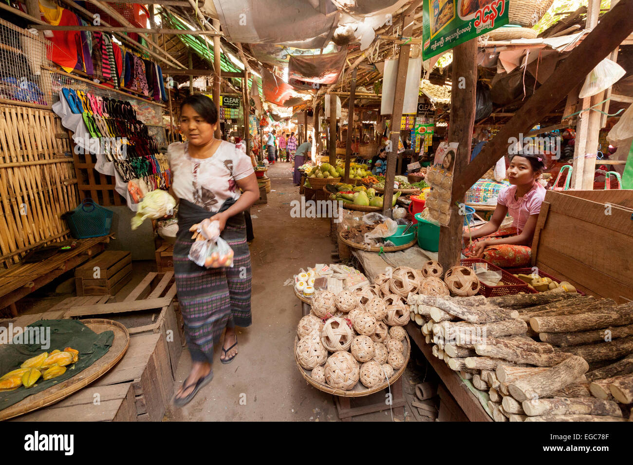 Lokale Menschen beim Einkaufen in einem Dorfmarkt Nyaung U Dorf, Bagan, Myanmar (Burma), Asien Stockfoto