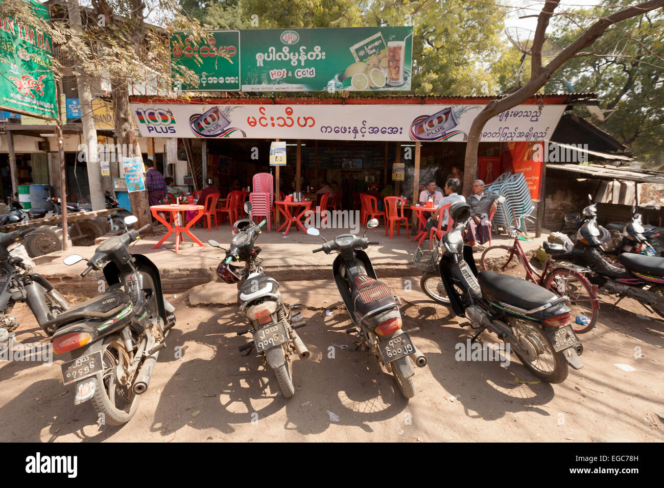 Motorräder geparkt vor einer Bar Nyaung U Dorf, Bagan, Myanmar (Burma), Asien Stockfoto