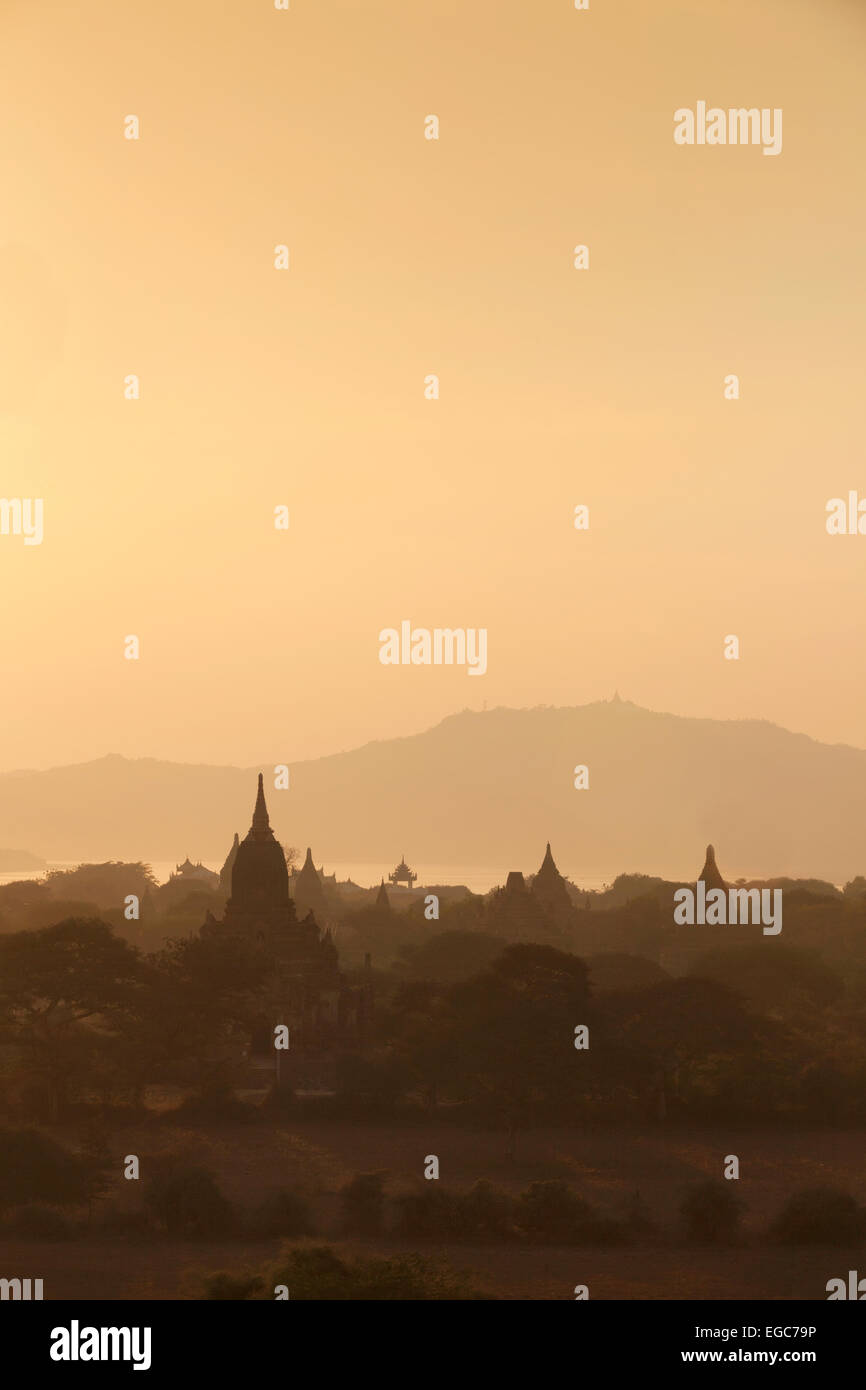 Sonnenuntergang über Stupas, Tempeln und Pagoden, Bagan, Myanmar (Burma), Asien Stockfoto