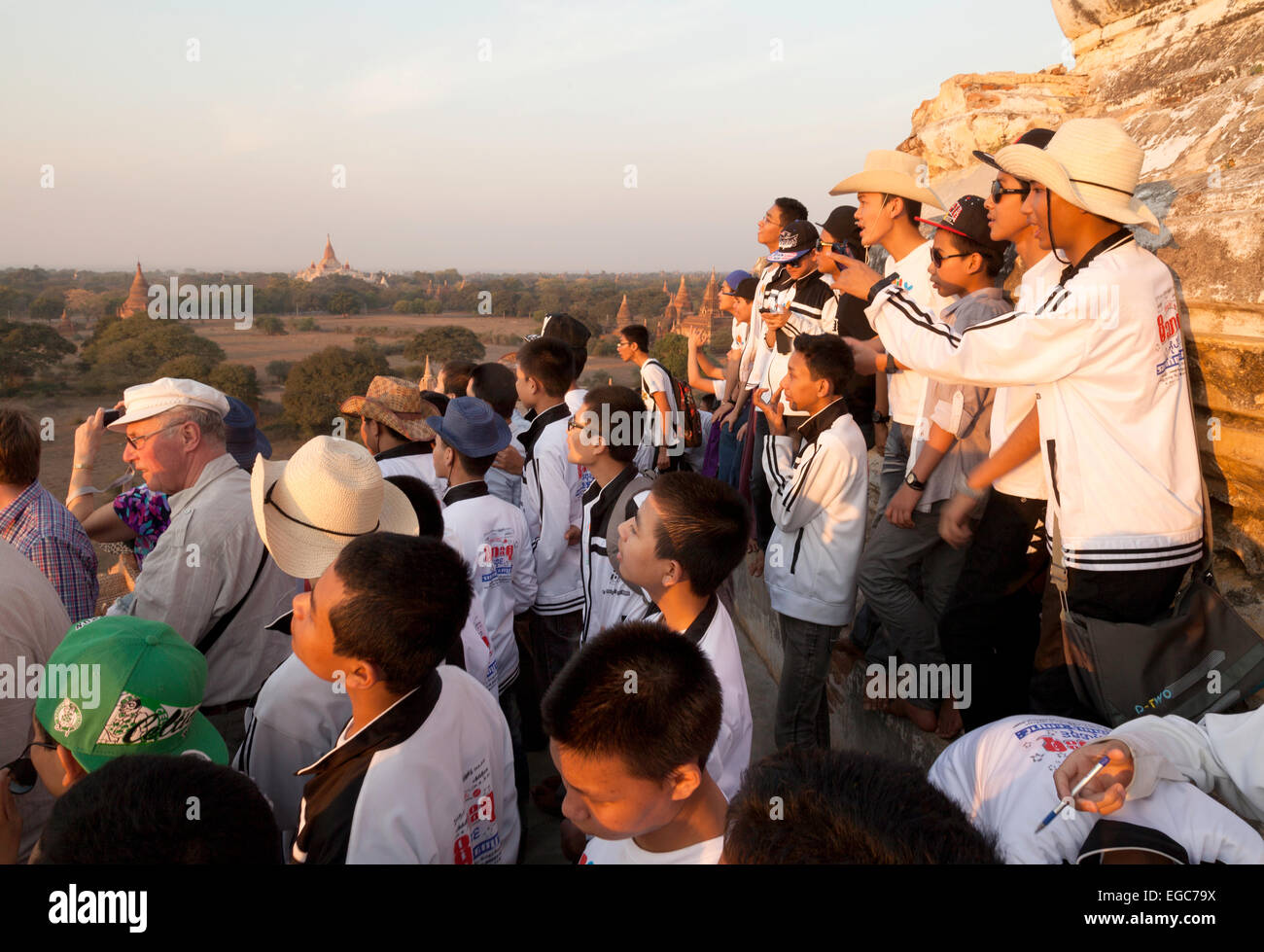 Touristen, die den Sonnenuntergang von einem Tempel, Bagan, Myanmar (Burma), Asien Stockfoto