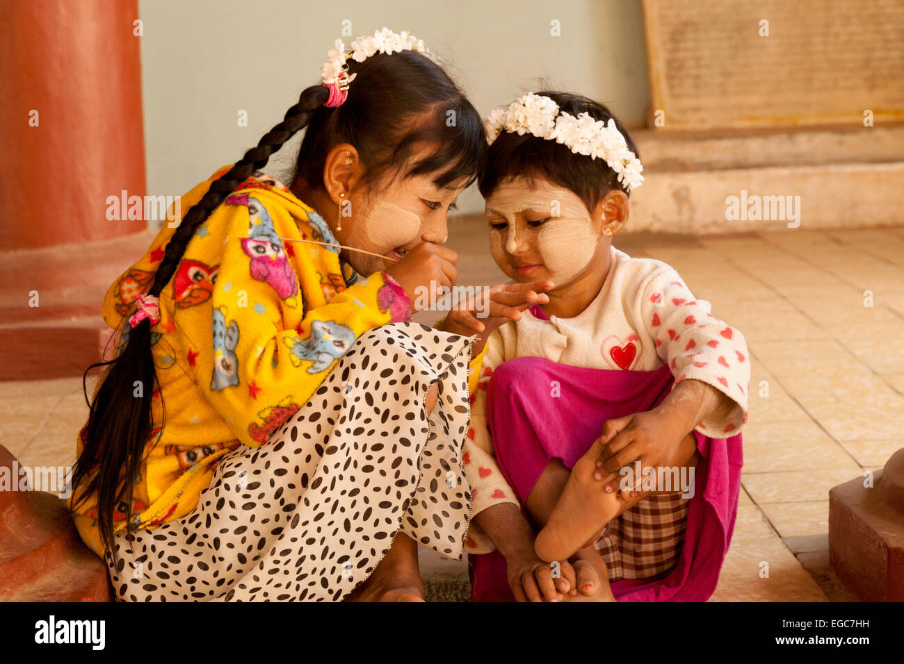 Zwei junge burmesische Schwestern; Kinder reden, Mandalay, Myanmar (Burma), Asien Stockfoto