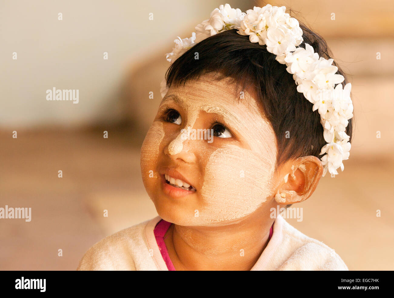 Ein alter Junge Burmesische Mädchens im Alter von 6 Jahren tragen Thanaka (Thanakha) einfügen auf ihrem Gesicht, Bagan, Myanmar (Burma), Asien Stockfoto