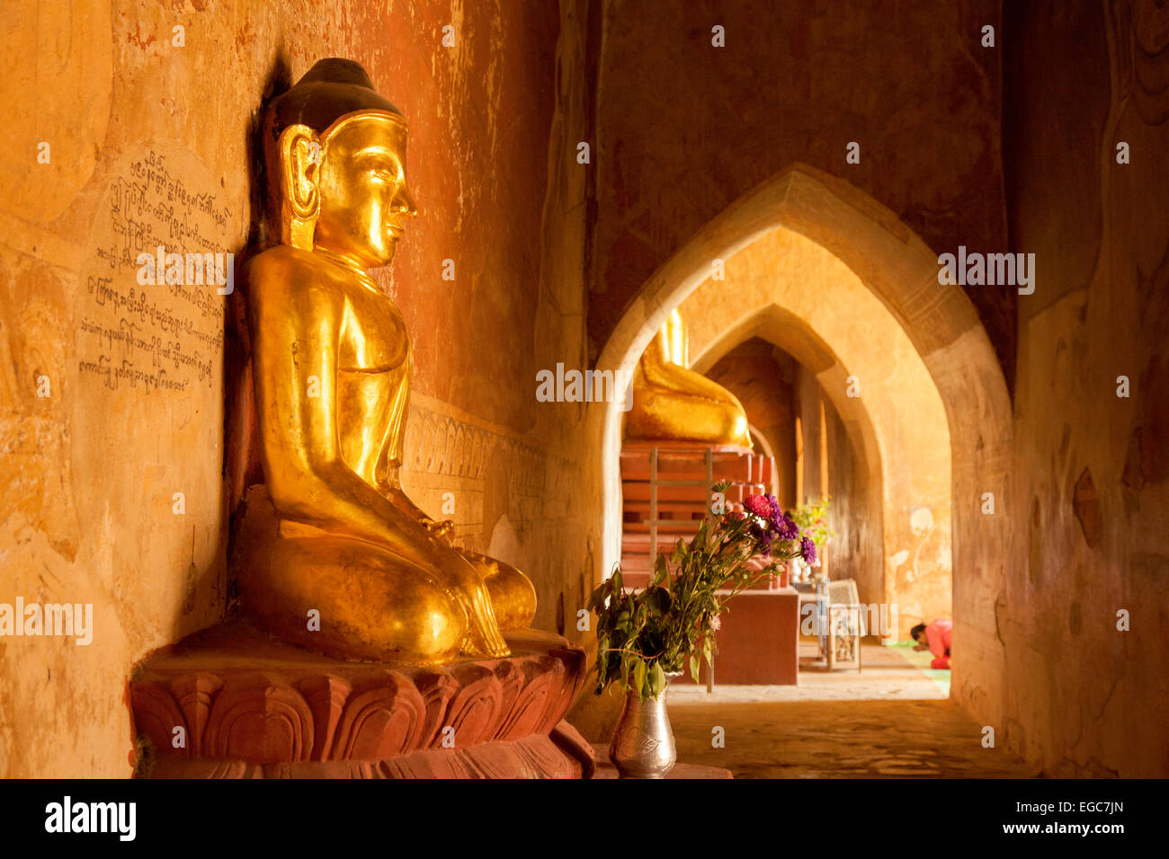 Anbetung des goldenen Buddha-Statuen, Sulamani Pagode, Bagan, Myanmar (Burma), Asien Stockfoto