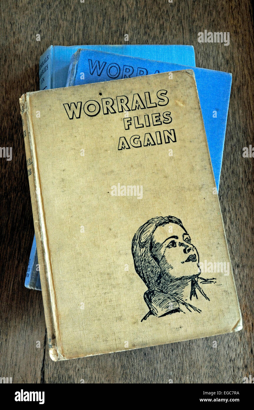 Drei gebrauchte auch Worrals Bücher von Kapitän W E Johns einschließlich Worrals fliegen wieder. Veröffentlicht 1947 für den redaktionellen Gebrauch bestimmt. Stockfoto