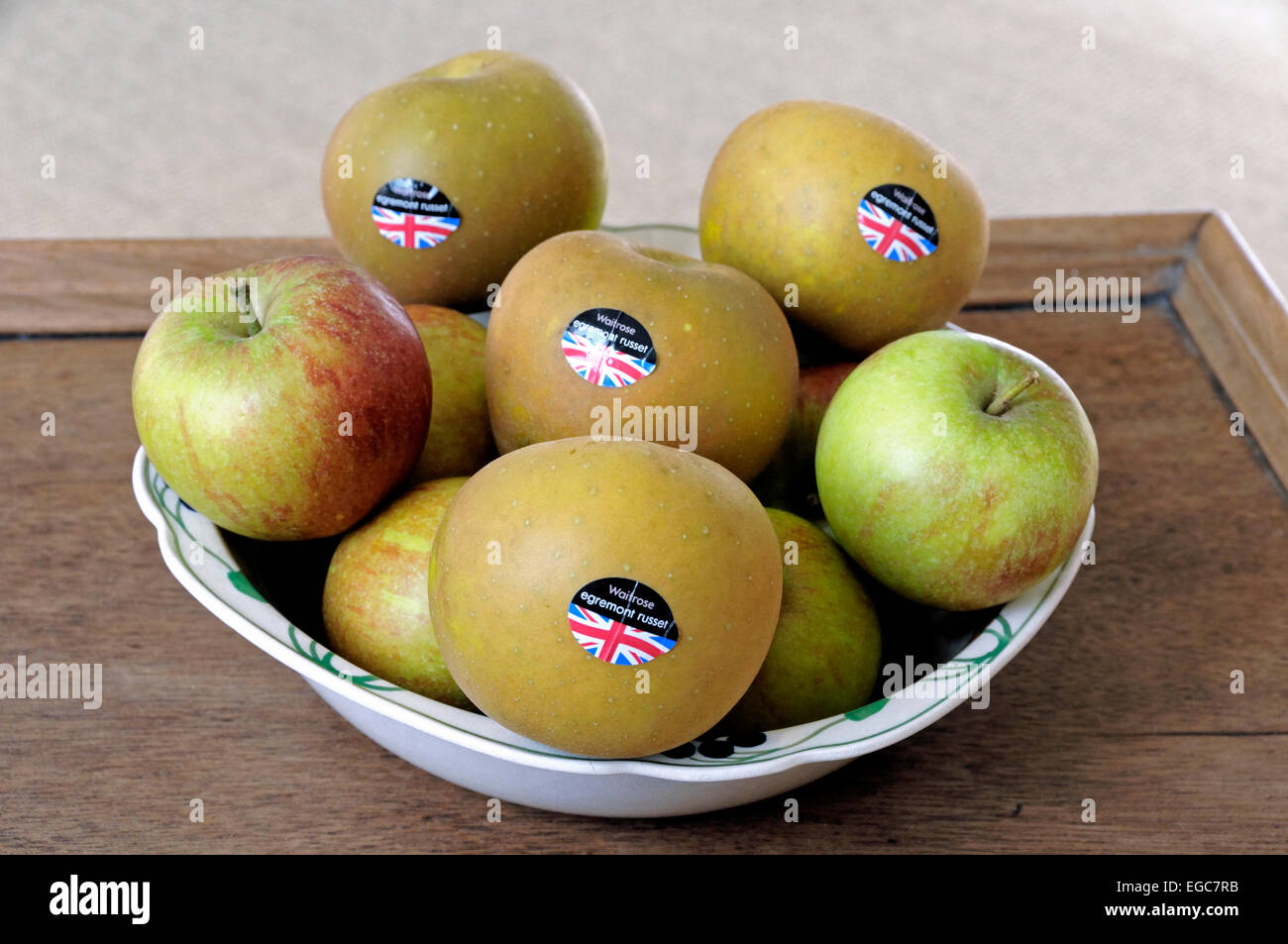 Egremont Russet mit Waitrose Etiketten und Cox Äpfeln im alten China Schüssel auf Tablett Stockfoto