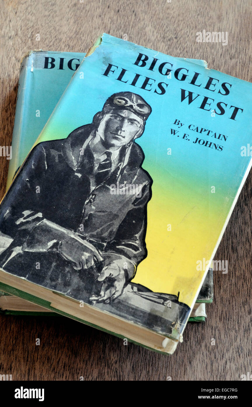 Zwei gut verwendet Biggles hardcover Bücher, einschließlich Biggles fliegt Westen durch Kapitän W E Johns. Veröffentlicht 1952. Nur für den redaktionellen Gebrauch bestimmt. Stockfoto