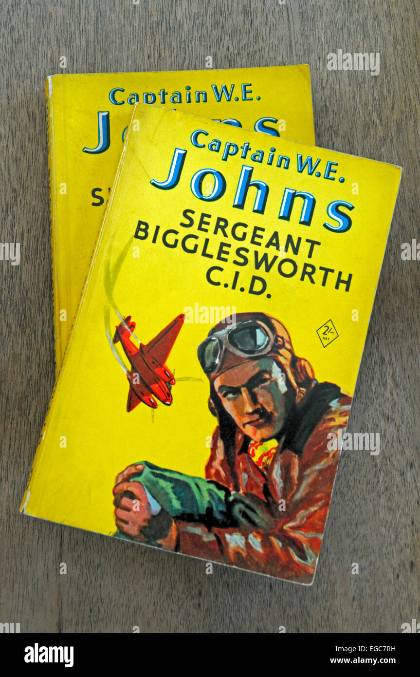 Zwei Biggles Taschenbücher von Captin W E Johns einschließlich Sergeant Bigglesworth CID. 1954 veröffentlichte. Für den redaktionellen Gebrauch bestimmt. Stockfoto