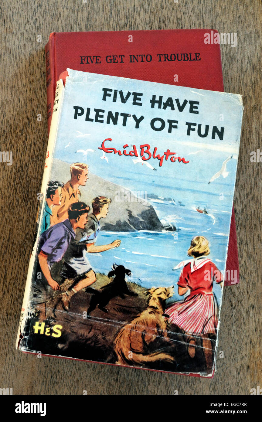 Zwei gut gebrauchte fünf Bücher von Enid Blyton, darunter fünf haben jede Menge Spaß und fünf in Schwierigkeiten geraten. Nur zur redaktionellen Verwendung Stockfoto