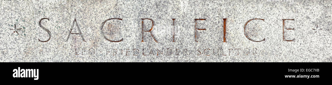 Text "Opfer" von der Statue namens Kunst des Krieges am Lincoln Memorial Circle, West Potomac Park in Washington D.C. Stockfoto