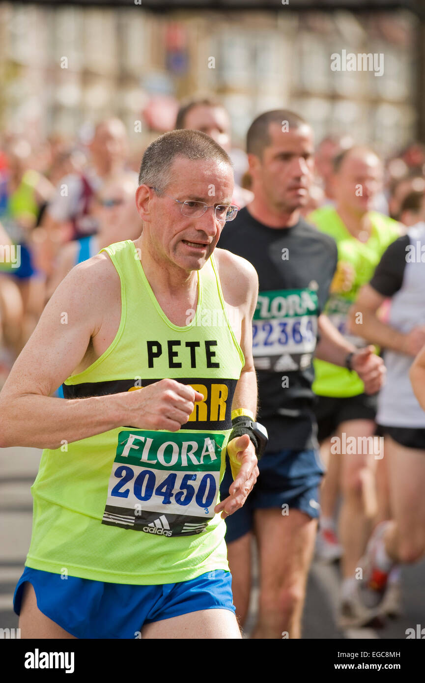 Lustige Läufer und Nächstenliebe Läufer an den London-Marathon teilnehmen Stockfoto