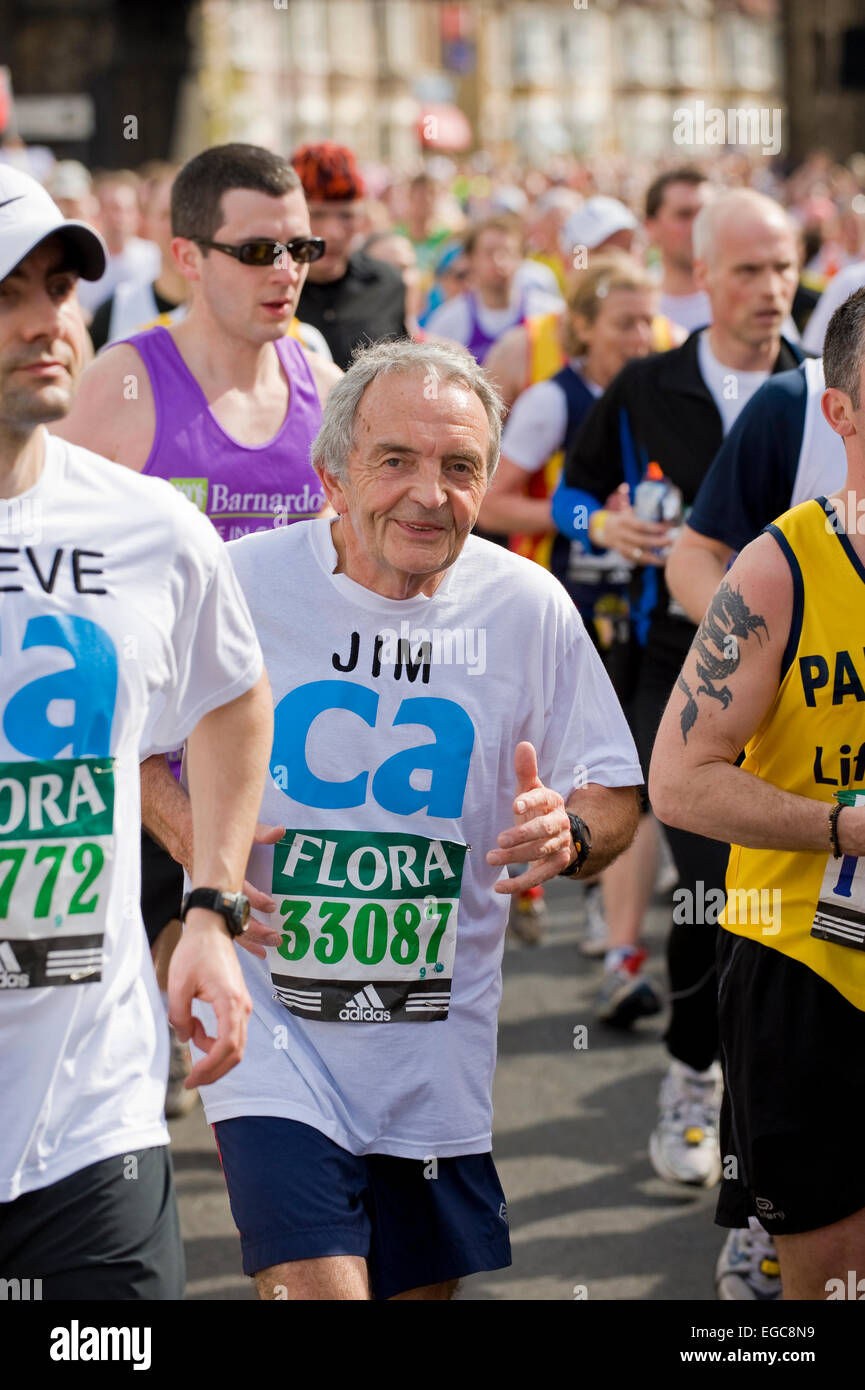 Lustige Läufer und Nächstenliebe Läufer an den London-Marathon teilnehmen Stockfoto