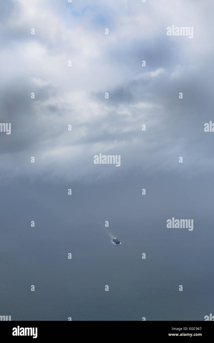 Erhöhte Ansicht eines Frachtschiffes im Meer auf dem Weg zum Hafen von Kopenhagen, Dänemark Stockfoto