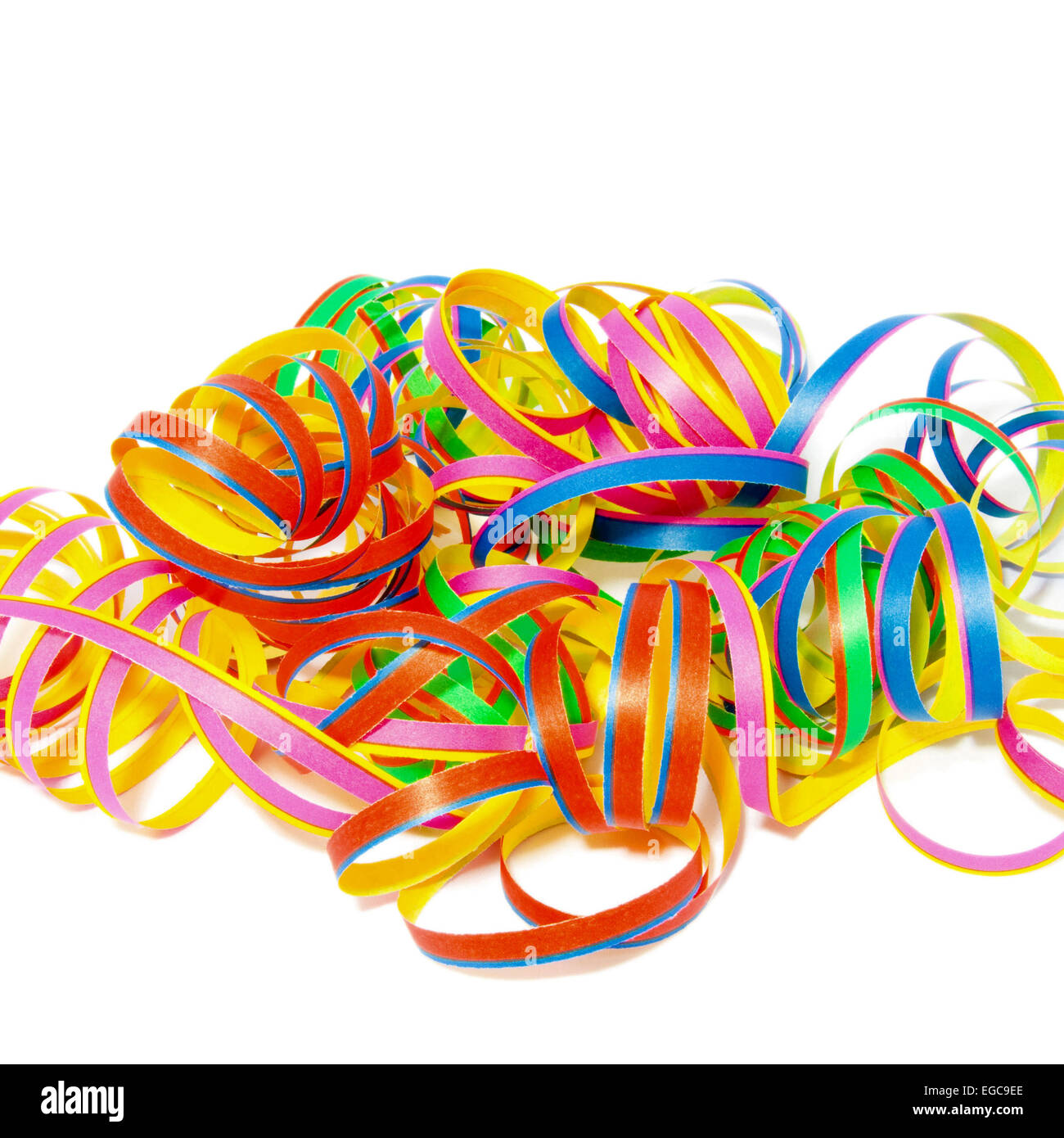 Bunte Partystromer auf weißem Hintergrund Stockfoto