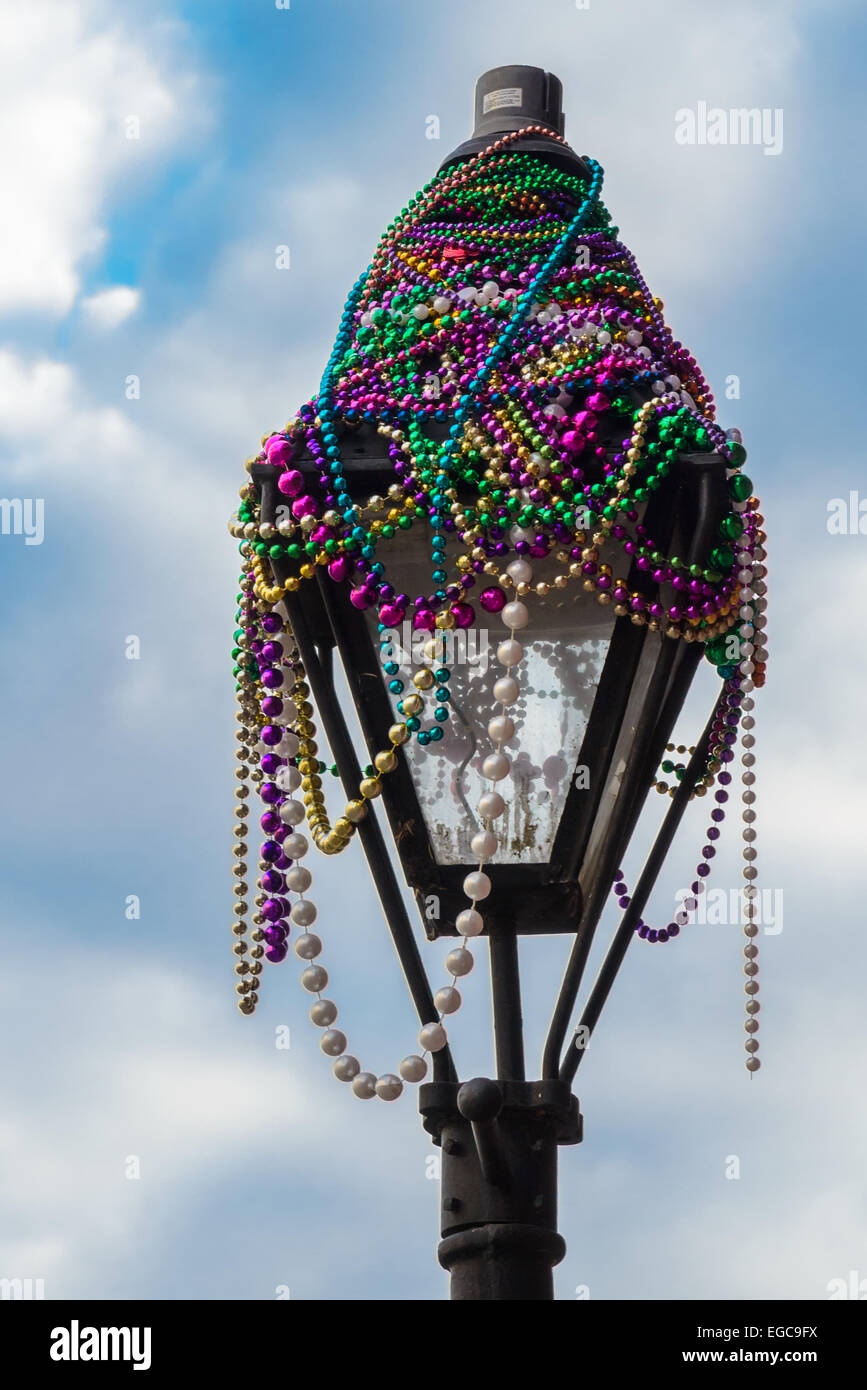 New Orleans ist berühmt für seine Fasching Karneval und die Tradition der werfende Saiten der bunten Kunststoff-Perlen bei Paraden Stockfoto