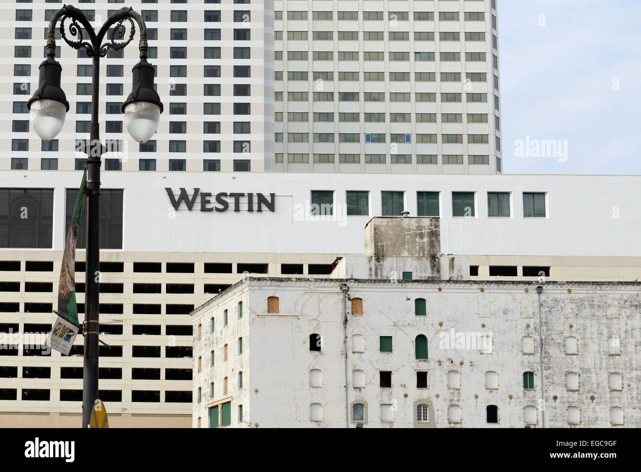 Viele Gebäude in Sufferend French Quarter von New Orleans nach dem Hurrikan Katrina und Flut und sind noch nicht renoviert Stockfoto