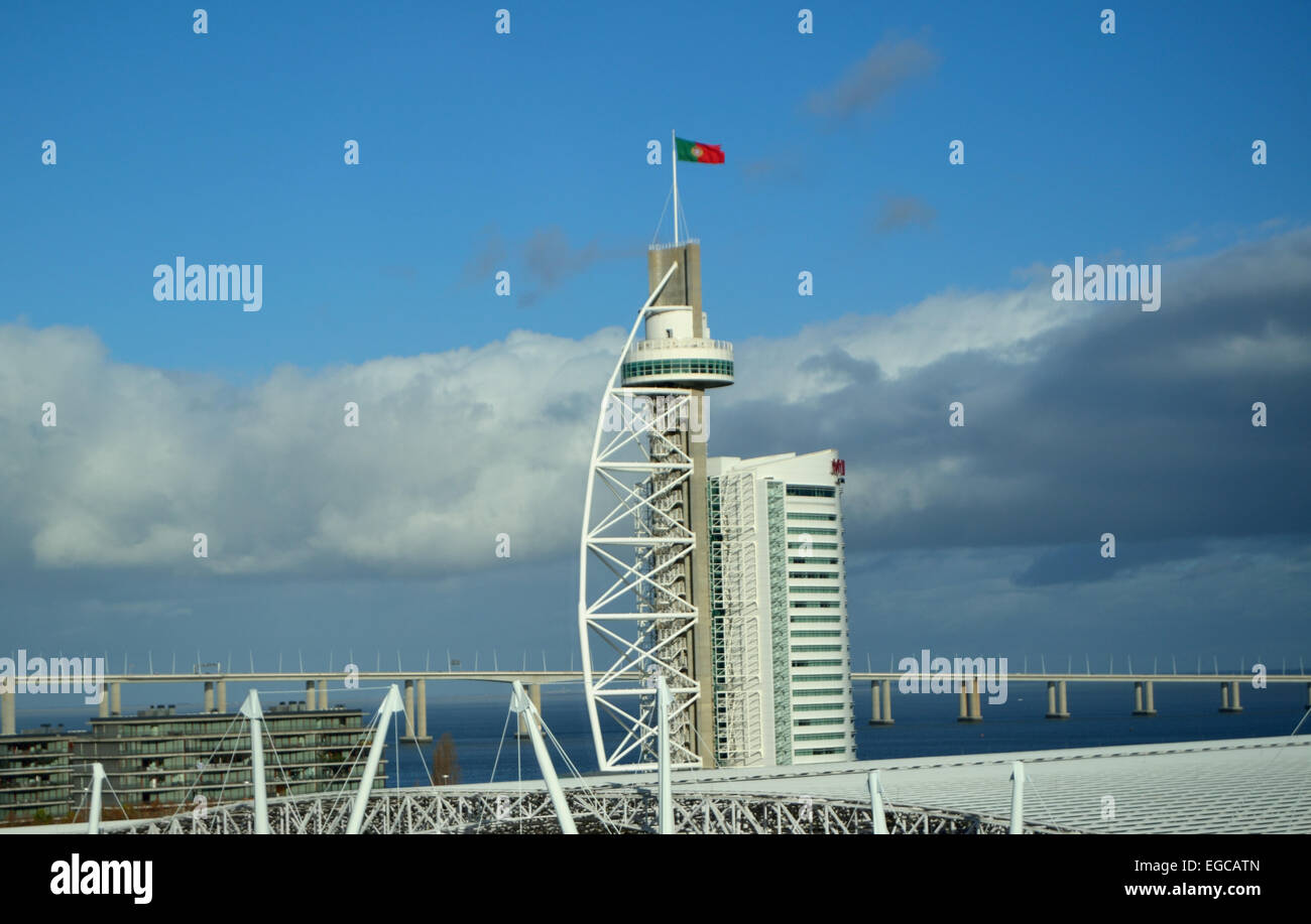 Vasco da Gama-Turm Wolkenkratzer mit Portugal Flagge Stockfoto