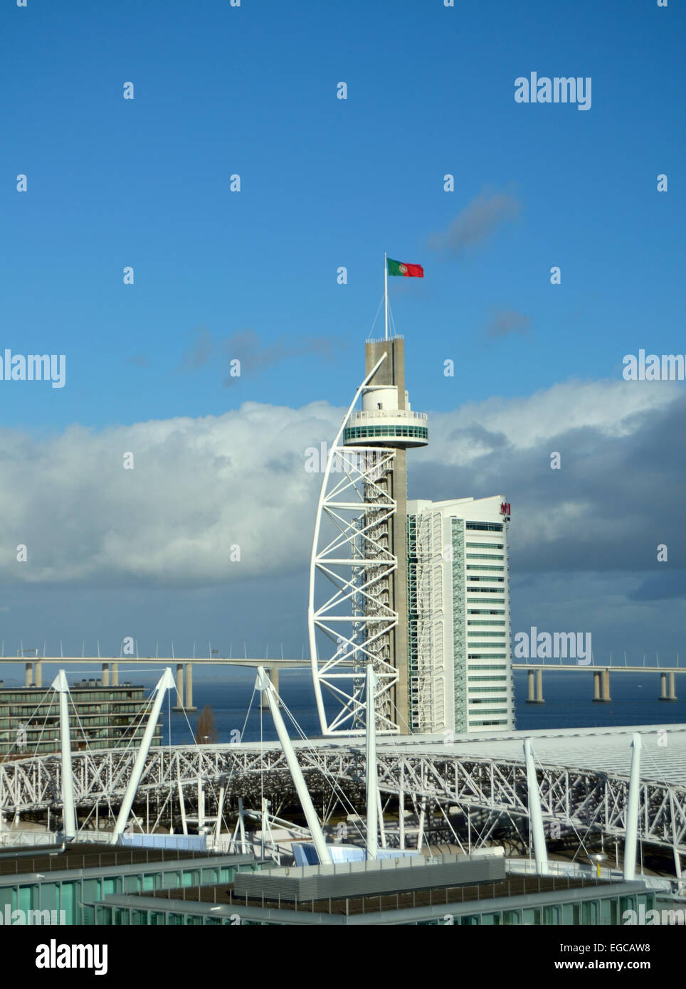 Turm mit portugiesischer Flagge winken Stockfoto