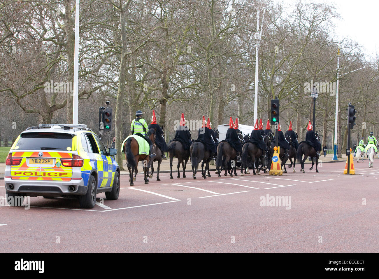 Polizei bewacht die Horseguards durch Terroristen behandelt in London England Stockfoto