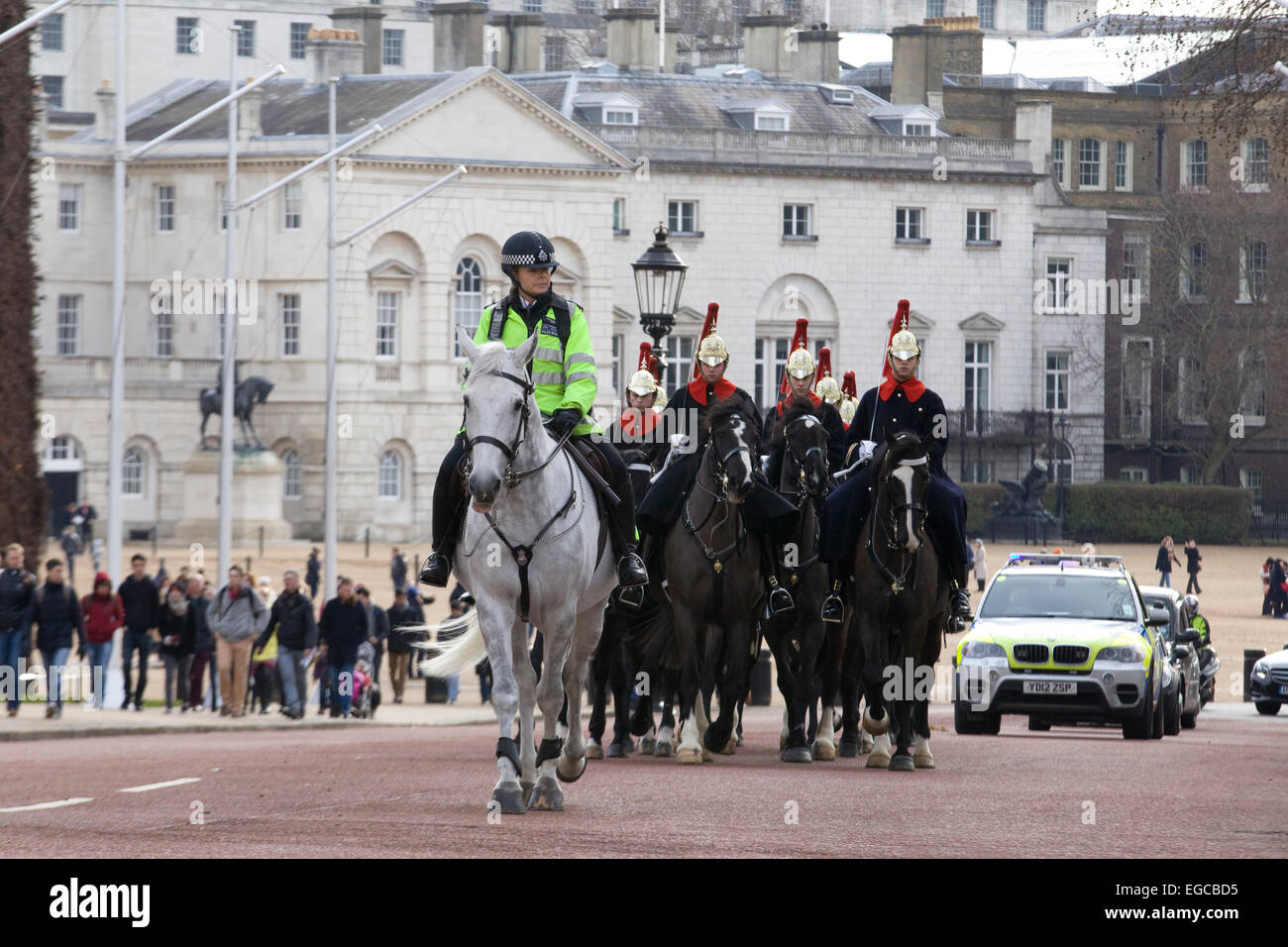 Polizei bewacht die Horseguards aufgrund terroristischer Bedrohungen in London England Stockfoto
