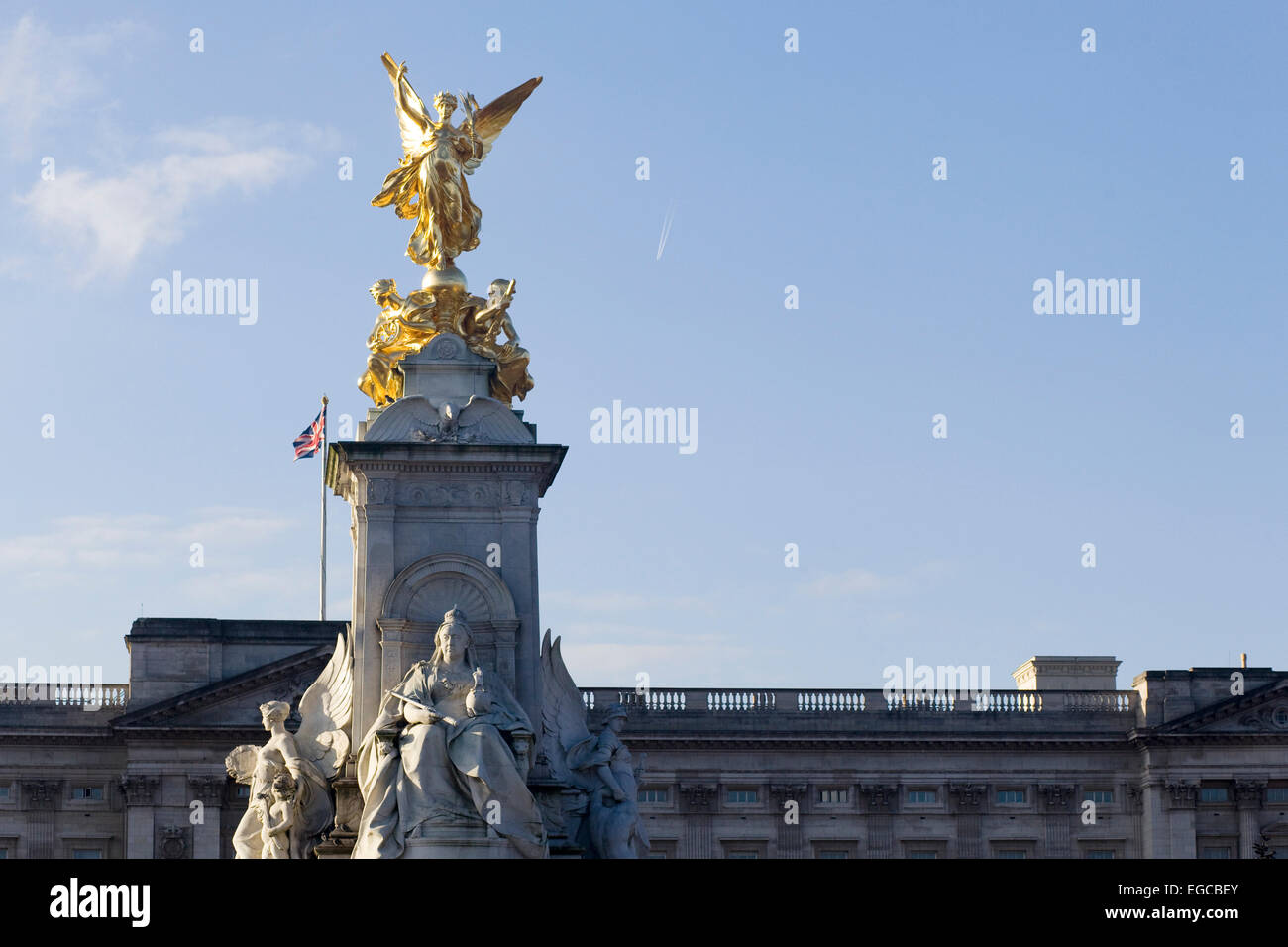 Das Victoria Memorial am Haupttor der Königin von England Residenzstadt Buckingham Palace London England Stockfoto