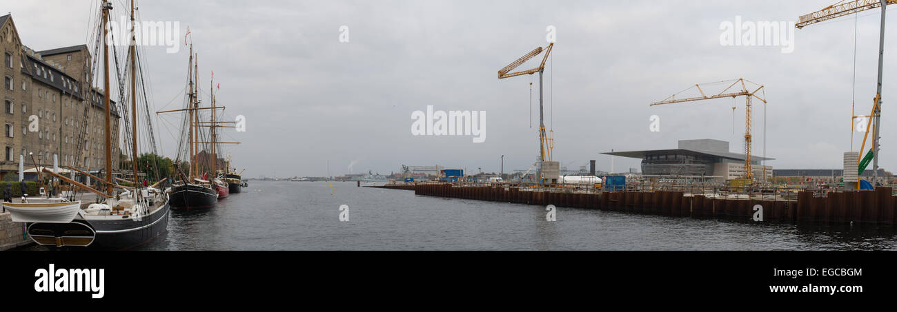 Copenhagen-Hafen mit Segelschiffen vor dem Hotel Admiral gegenüber Kvæsthusbroen Baustelle Stockfoto