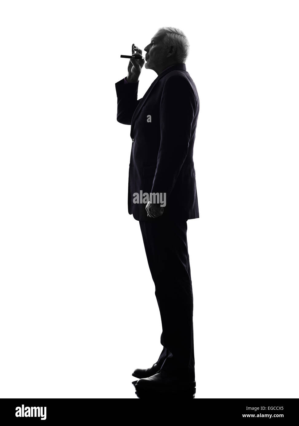Eine kaukasische Senior Business-Mann rauchen elektronische E-Zigarette Silhouette weißen Hintergrund Stockfoto