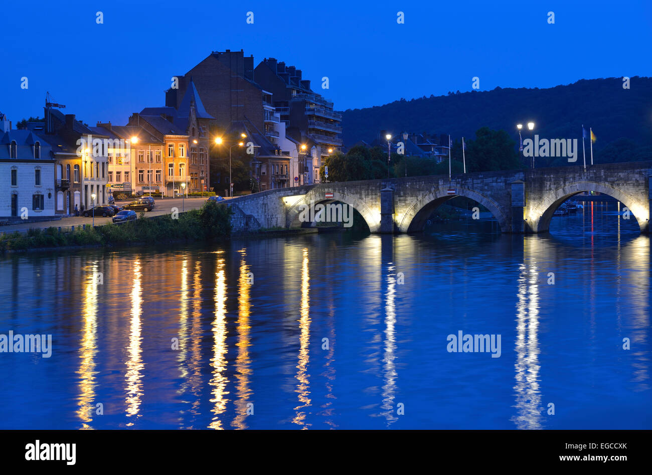 Maas und alte steinerne Brücke Pont de Jambes in der Abenddämmerung, Namur, Belgien Stockfoto